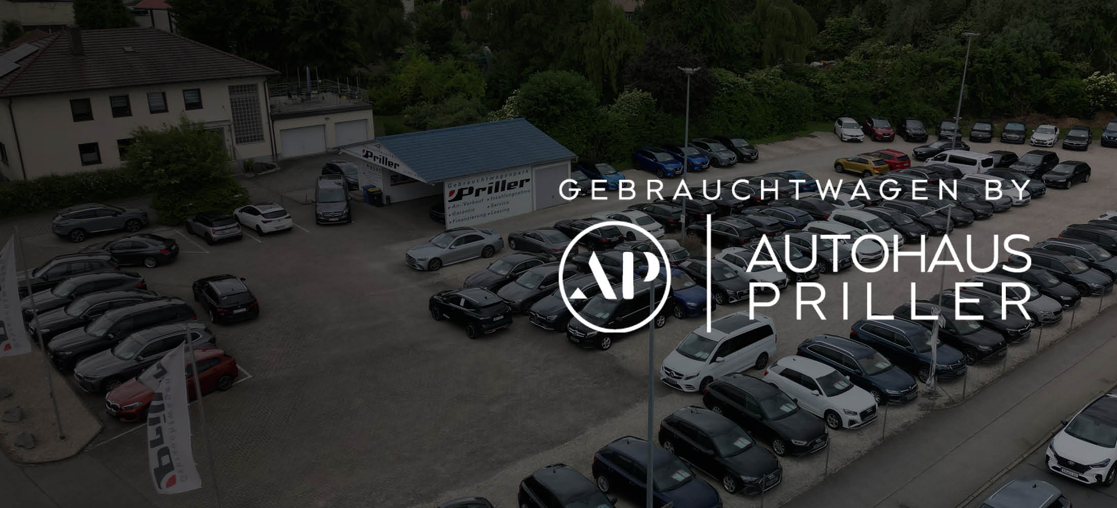 Zu sehen ist der Autohauf mit vielen Gebrauchtwage
