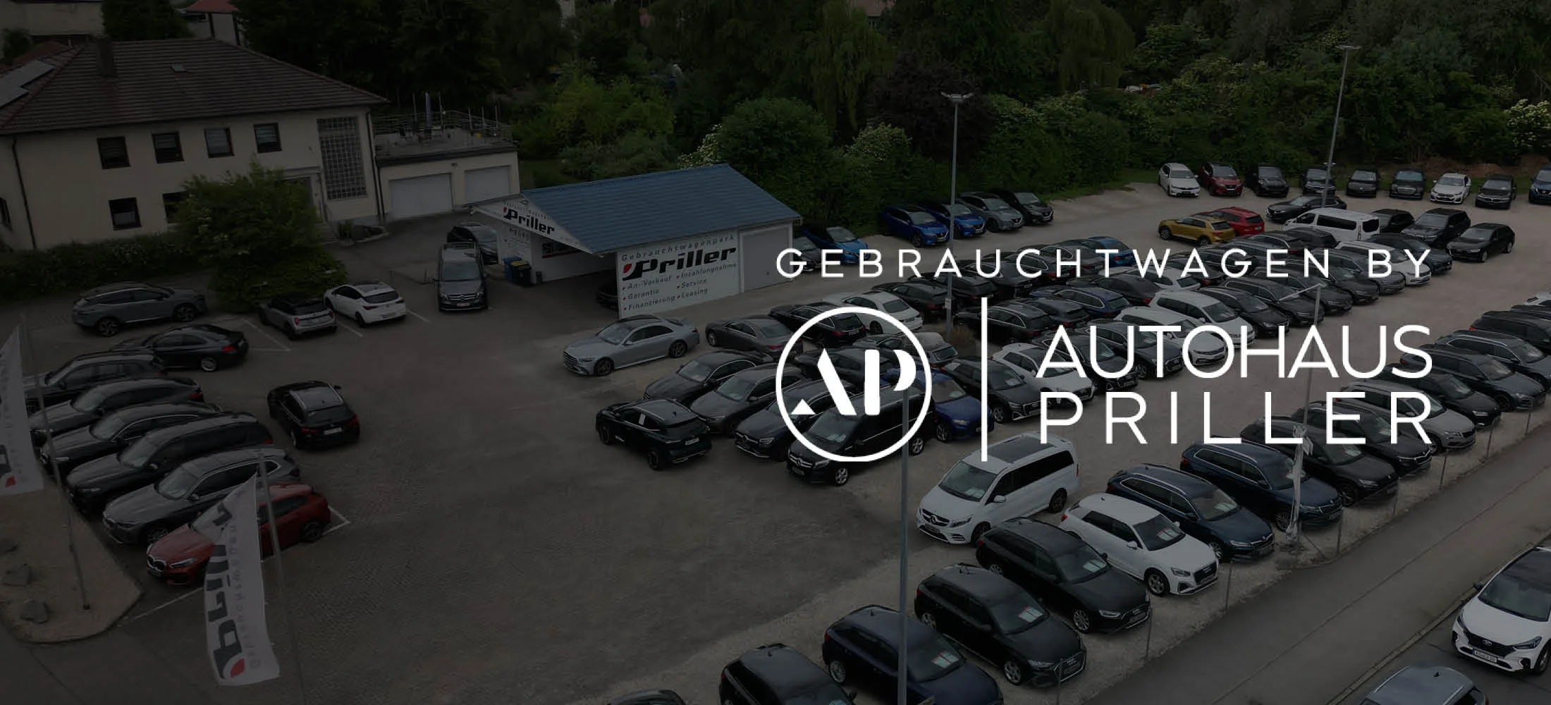 Zu sehen ist der Autohauf mit vielen Gebrauchtwage