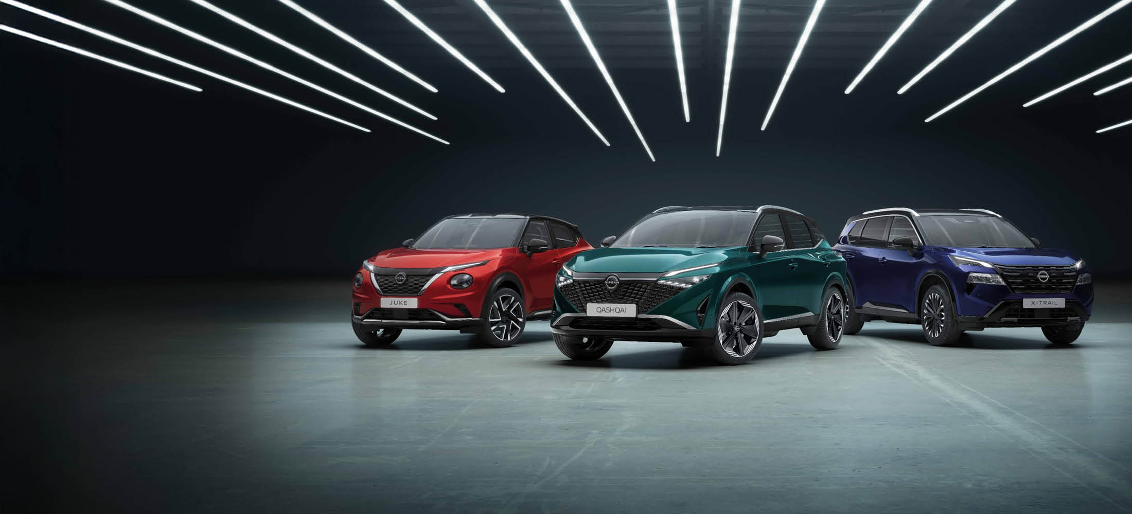 Zu sehen sind 3 Nissan Fahrzeuge in den Farben Rot