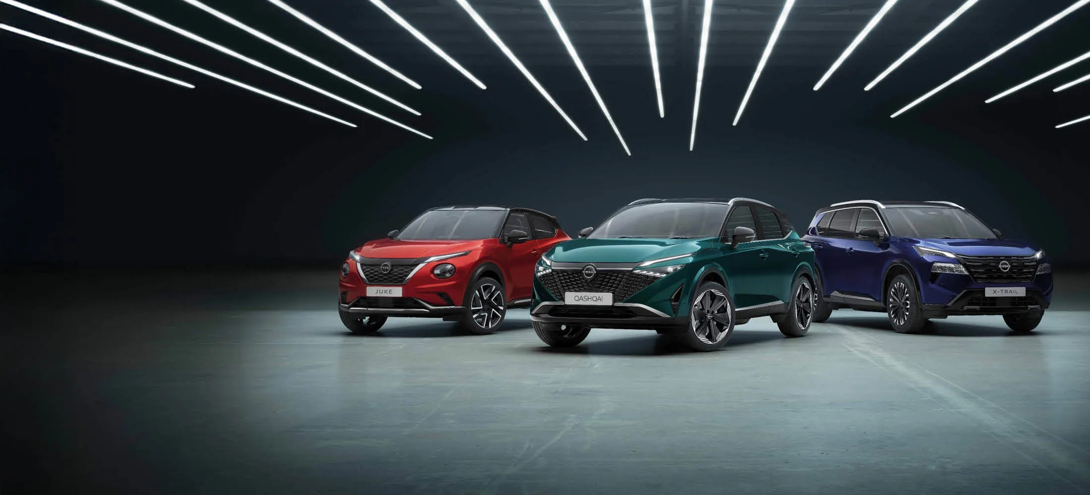Zu sehen sind 3 Nissan Fahrzeuge in den Farben Rot