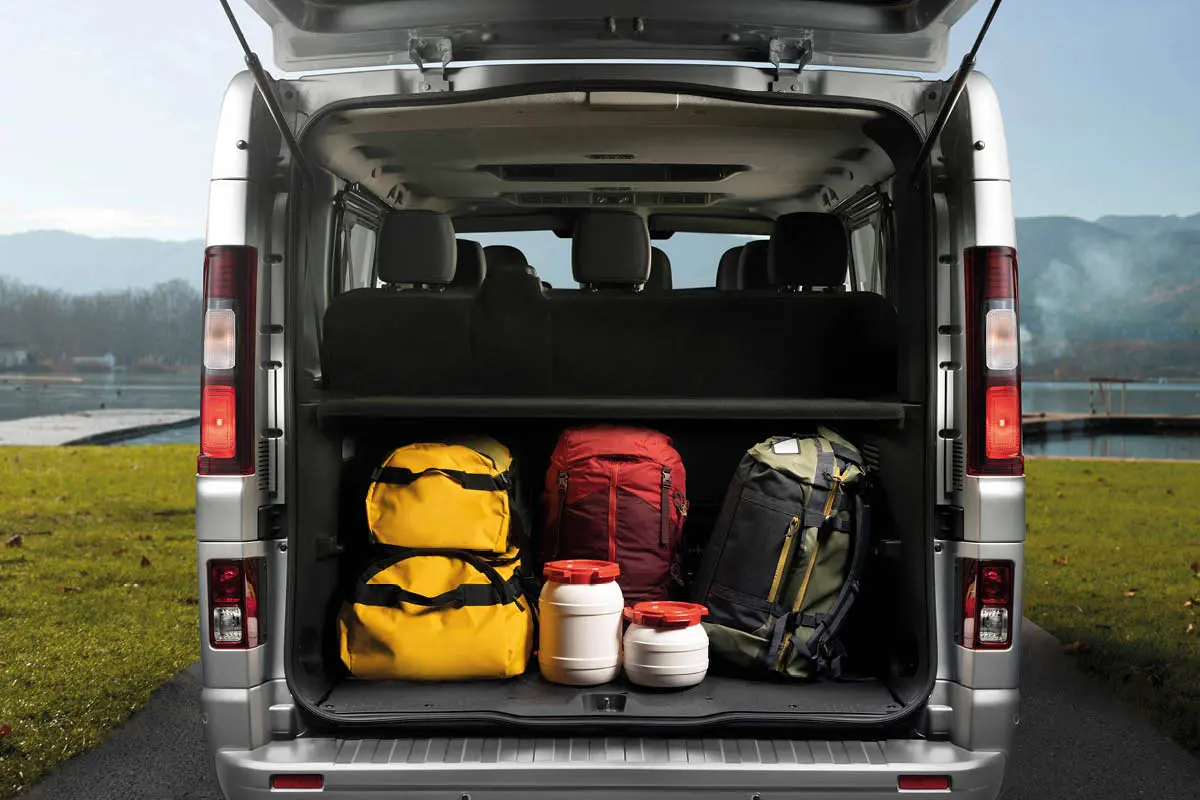 Offener Kofferraum eines Campers mit vielen Rucksäcken