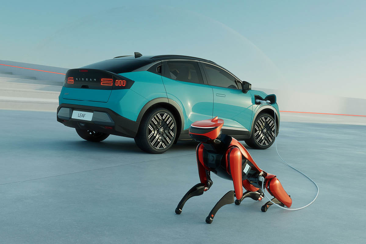 Ein Hundeartiger Roboter ist per Kabel an den dahinterstehenden Nissan Leaf angeschlossen