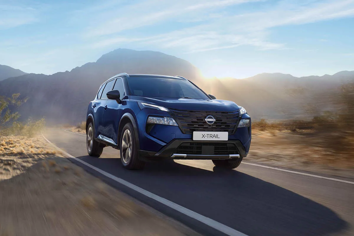 Der neue Nissan X-Trail auf einer Straße in einer Canyon-Artigen Landschaft