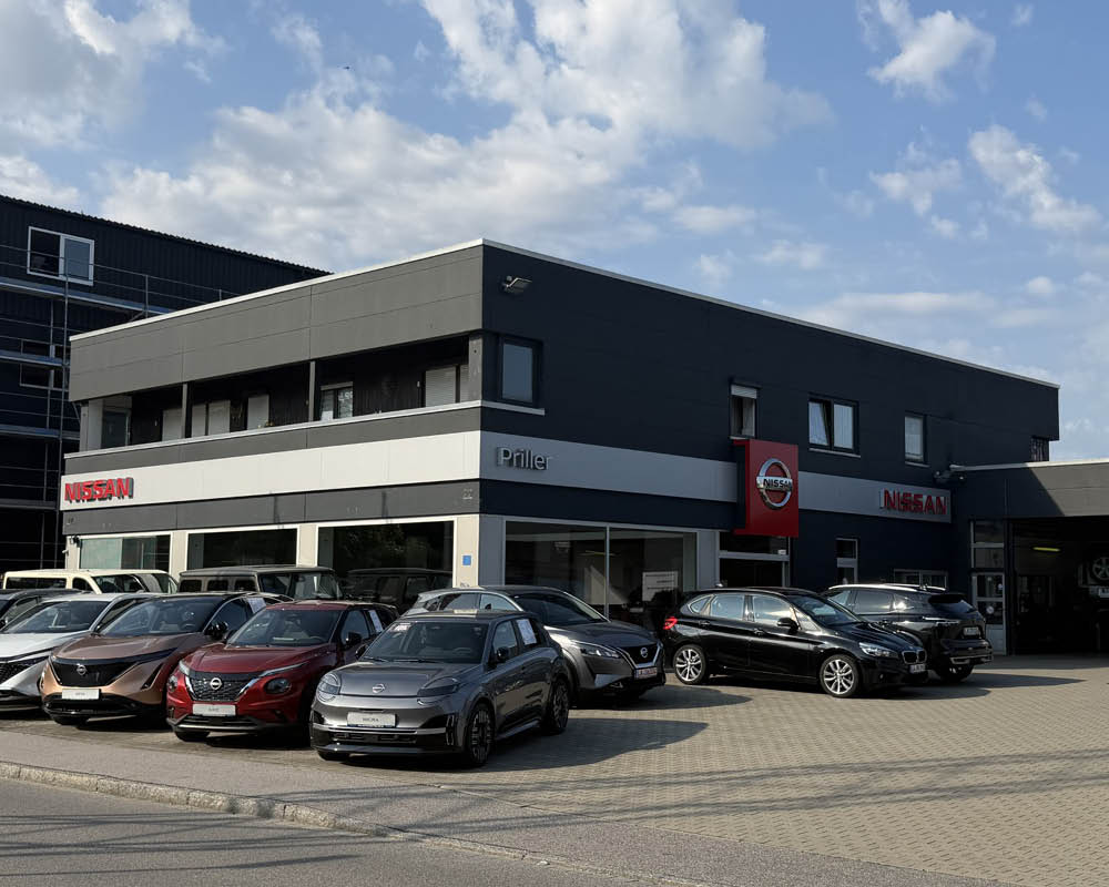 Autohaus Priller in Ergolding. Im Vordergrund stehen einige Nissan Fahrzeuge