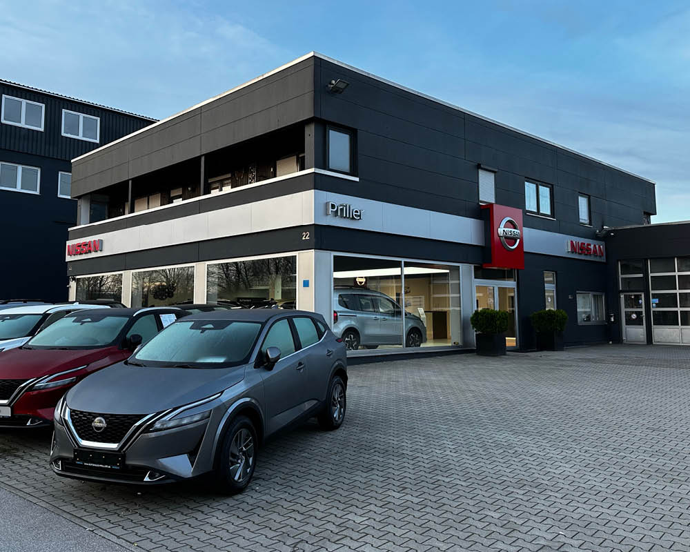 Autohaus Priller in Ergolding. Im Vordergrund stehen einige Nissan Fahrzeuge